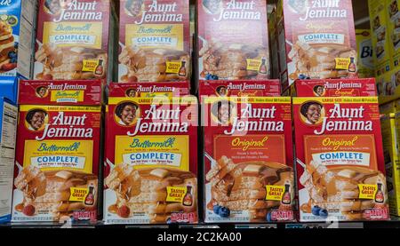 New York, NY - 17 giugno 2020: Quaker Oats ha annunciato il ritiro del marchio Aunt Jemima in risposta al movimento BLM. I prodotti Aunt Jemima sono stati visti sugli scaffali del Foodtown Supermarket nel Bronx Foto Stock