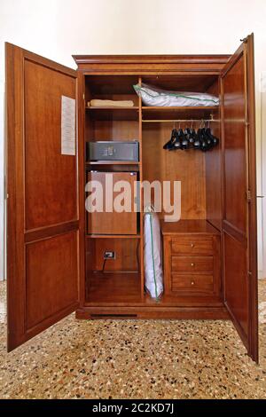 Hotel armadio con frigo e cassetta di sicurezza Foto Stock