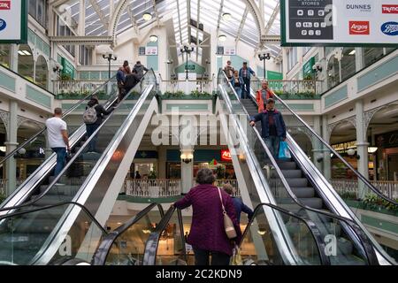 Interno del St. Stephen's Green Shopping Centre a Dublino, Irlanda, Europa Foto Stock