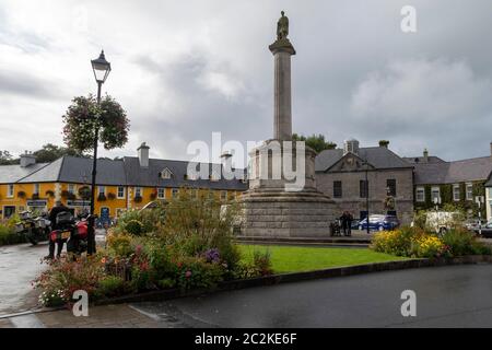 La statua di San Patrizio all'Ottagono a Westport, Contea di Mayo, Repubblica d'Irlanda, Europa Foto Stock