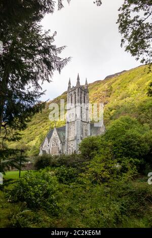 Chiesa neo-gotica vicino Kylemore Abbey monastero benedettino a Connemara, Contea di Galway, Irlanda Foto Stock