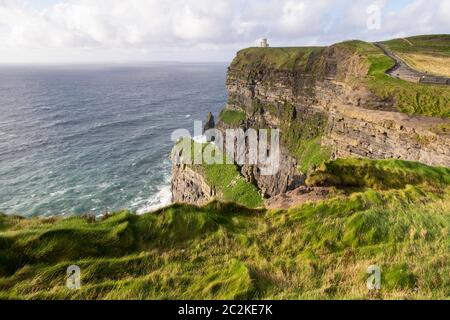 Torre di o'Brien sulle scogliere di Moher, Repubblica d'Irlanda, Europa Foto Stock