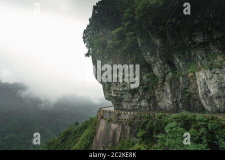 Pericoloso sterzate brusche sulla strada di avvolgimento di 99 spire alla sommità della montagna Tianmen, Zhangjiajie National Park, Hunan, Cina Foto Stock
