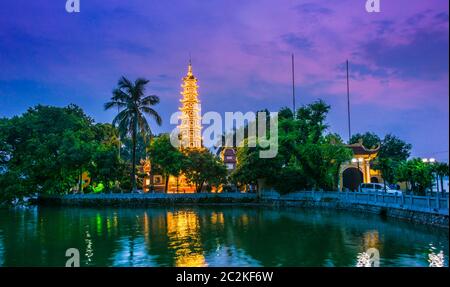 Tran Quoc Pagoda, il più antico tempio buddista di Hanoi, Vietnam dopo il tramonto Foto Stock