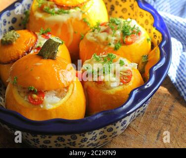 Round zucchine ripiene con riso e mozzarella Foto Stock