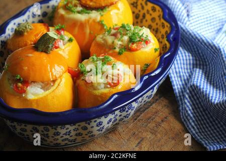 Round zucchine ripiene con riso e mozzarella Foto Stock