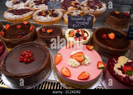 Pasticceria fresca in vendita in uno stand al mercato inglese di Cork, Repubblica d'Irlanda, Europa Foto Stock