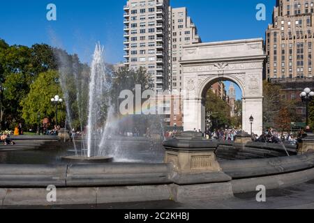 Colore delle foglie autunnali del Washington Square Park vicino a New York a Lower Manhattan Foto Stock