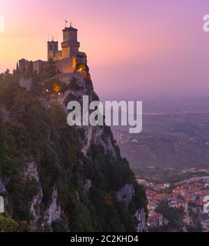 Fortezza di Guaita o prima torre sul crinale del monte Titano, nella città di San Marino della Repubblica di San Marino al tramonto Foto Stock