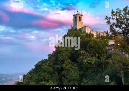 Fortezza di Guaita o prima torre sul crinale del monte Titano, nella città di San Marino della Repubblica di San Marino al tramonto Foto Stock