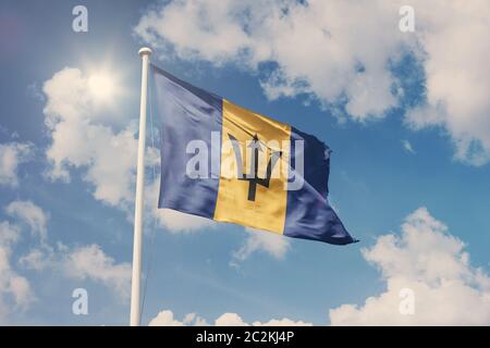 Simbolo nazionale che svaniva contro il cielo nuvoloso, blu, giorno di sole Foto Stock
