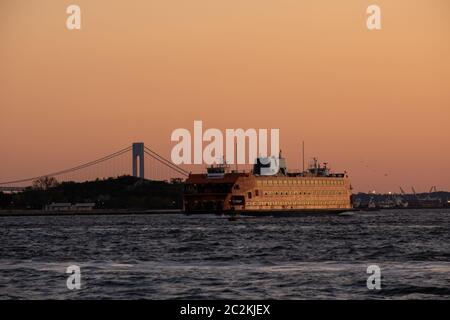 Colore delle foglie autunnali del Battery Park Hudson River Waterfront a Lower Manhattan Foto Stock