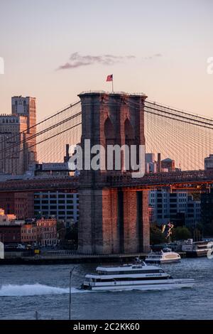 Tramonto luce calda sul Ponte di Brooklyn vista da Manhattan Bridge Foto Stock