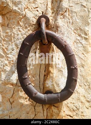 un anello di ferro per fissare le cose a una parete Foto Stock