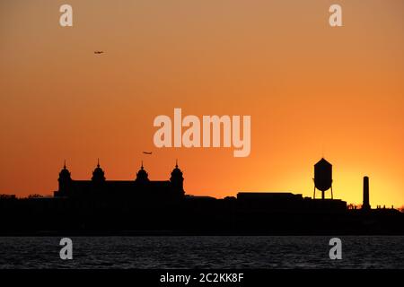 Colore delle foglie autunnali del Battery Park Hudson River Waterfront a Lower Manhattan Foto Stock