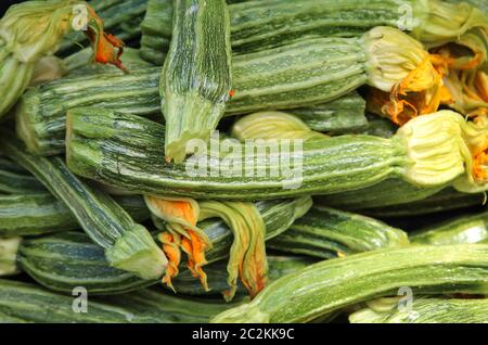 Zucchine, zucchine sono accatastate in una scatola sul mercato Foto Stock