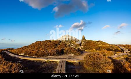 Passeggiata a Ticknock hill in Wicklow Mountains con il mucchio di pietre chiamato castello fiabesco, tramonto, Irlanda Foto Stock