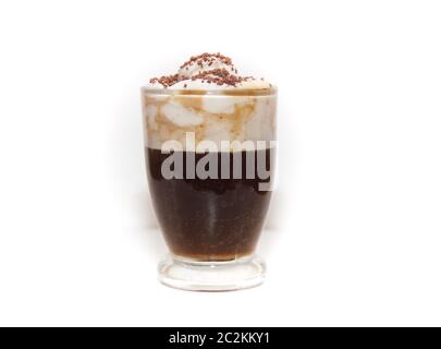 Caffè espresso Caffè irlandese con panna e cioccolato su sfondo bianco Foto Stock