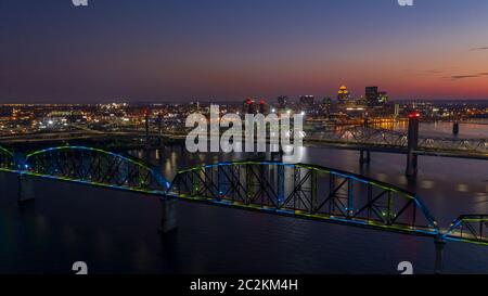 Multi colori della luce ha colpito il grande ponte di quattro prima del sorgere del sole intorno a Lousville Kentucky Foto Stock