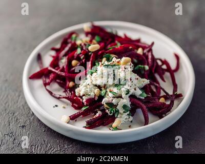 Tagliatelle di barbabietole crude o insalata di spaghetti di barbabietole Foto Stock