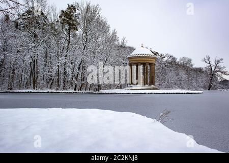 Tempio Apollo al parco del castello di Nymphenburg, Monaco, Germania in inverno Foto Stock