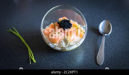 Salmone verrine ciclottero uovo formaggio fresco e letto di avocado in cucina Foto Stock