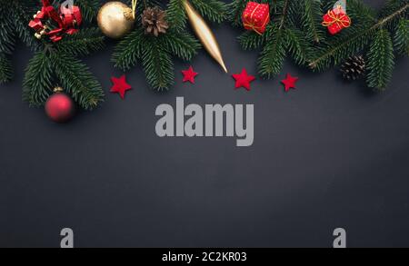 Tradizionale natale decorazione con abete e baubles di Natale su sfondo scuro Foto Stock