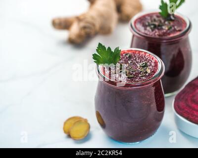 Frullato fresco di barbabietola e zenzero, spazio di copia Foto Stock