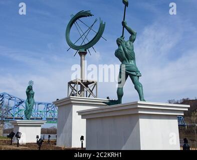 Statue di Vulcan e Venere sulle rive del fiume Ohio a Riverfront Park ad Ashland. Foto Stock