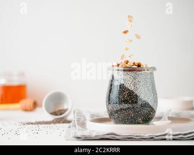 carbone due colori chia pudding, mandorla, spazio copia Foto Stock