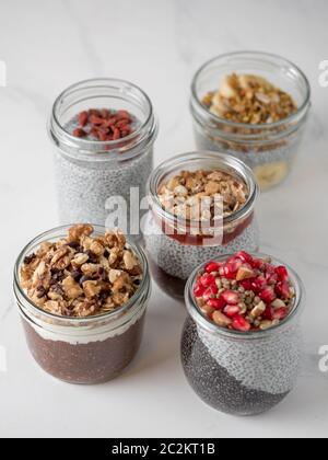 chia budino in diversi vasi di vetro Foto Stock