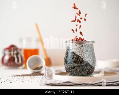carbone due colori chia pudding con goji , copia spazio Foto Stock