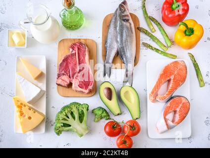 Assortimento di alimenti per dieta chetogenica su sfondo di legno Foto Stock