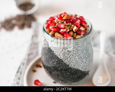 due colori budino di chia, semi di canapa, spazio di copia Foto Stock
