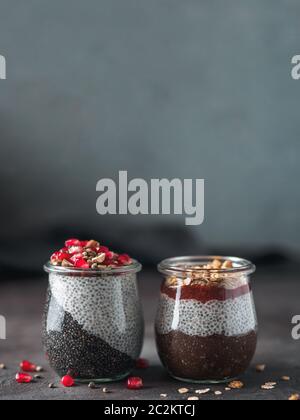 chia budino in diversi vasi di vetro Foto Stock