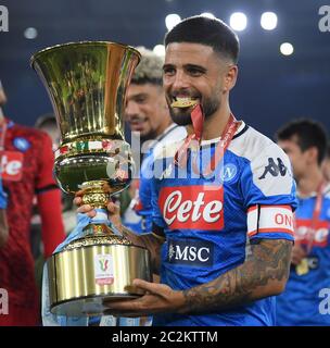 Roma, Italia. 17 Giugno 2020. Lorenzo Insigne di Napoli si pone con il trofeo dopo la finale di Coppa Italia tra Napoli e Juventus a Roma, 17 giugno 2020. Credit: Augusto Casasoli/Xinhua/Alamy Live News Foto Stock