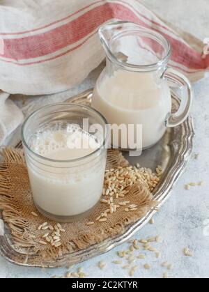 Vegan latte di riso, senza prodotti caseari alternative di latte in un bicchiere da vicino Foto Stock