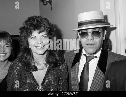 LONDRA, REGNO UNITO. Settembre 1985: Pop star Elton John e moglie Renate Blauel a Londra. © Paul Smith/aggiornamento delle caratteristiche Foto Stock