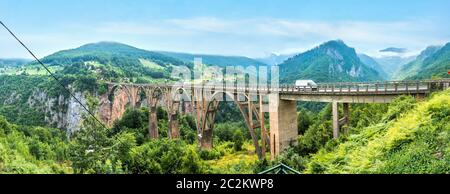 Panorama del Ponte Djurdjevica sul fiume Tara in una giornata torbida, Montenegro Foto Stock