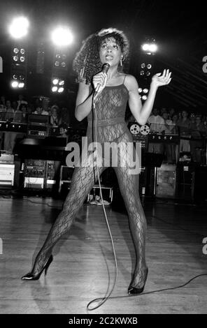 LONDRA, Regno Unito, c. 1986: Pop star Sinitta che si esibisce in un evento a Londra. © Paul Smith/aggiornamento delle caratteristiche Foto Stock