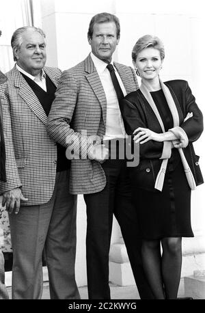 DEAUVILLE, FRANCIA. Settembre 1985: Attori Roger Moore & Fiona Fullerton & produttore Albert R. Broccoli che promuove il loro film 'A View to a Kill' al Festival del film di Deauville. © Paul Smith/aggiornamento delle caratteristiche Foto Stock