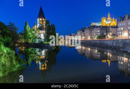 Temple Neuf de Metz sulla Mosella Francia durante la notte. Foto Stock