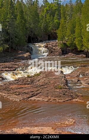 Acque Powerfall Che Attraversano Le Pines Alle Fifth Falls Nel Gooseberry Falls State Park In Minnesota Foto Stock