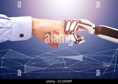 Close-up di Robot e imprenditore il canto rendendo Fist Bump sulla tecnologia blu sullo sfondo Foto Stock