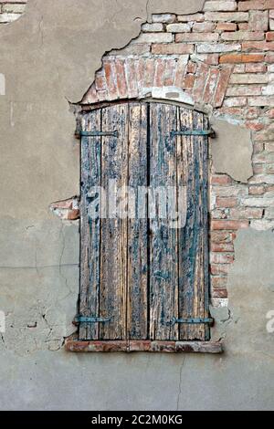 Serramento in legno su vecchio muro di mattoni danneggiato edificio abbandonato, Lombardia, Italia Foto Stock