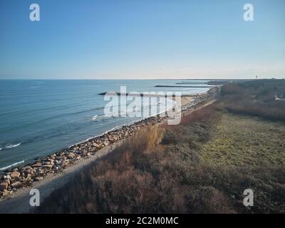 Vista aerea di una porzione della Spiaggia di Rosolina Mare in Veneto (Italia) prelevati da un drone. Nella foto potete vedere le varie dighe di rocce e Foto Stock