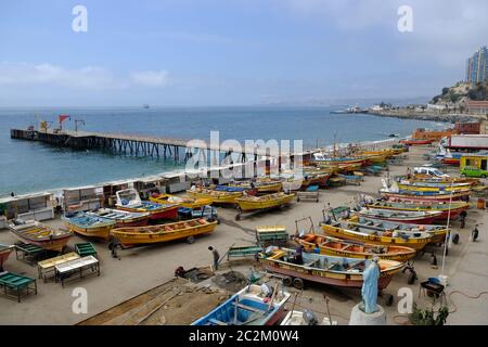 Cile Valparaiso - imbarcazioni da pesca costiera al mercato del pesce Foto Stock