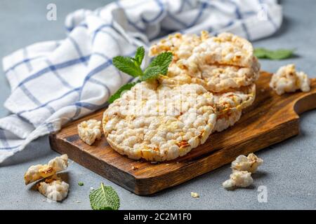 Pane integrale di riso soffiato con limone. Foto Stock