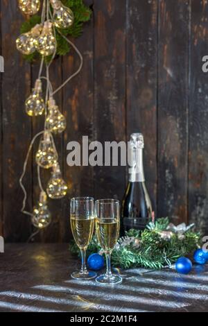 Bicchieri di champagne sul tavolo di Natale. Foto Stock