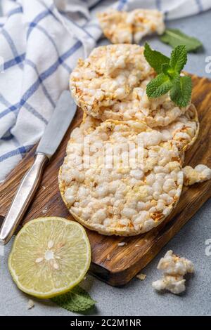 Pane di riso croccante senza glutine. Foto Stock